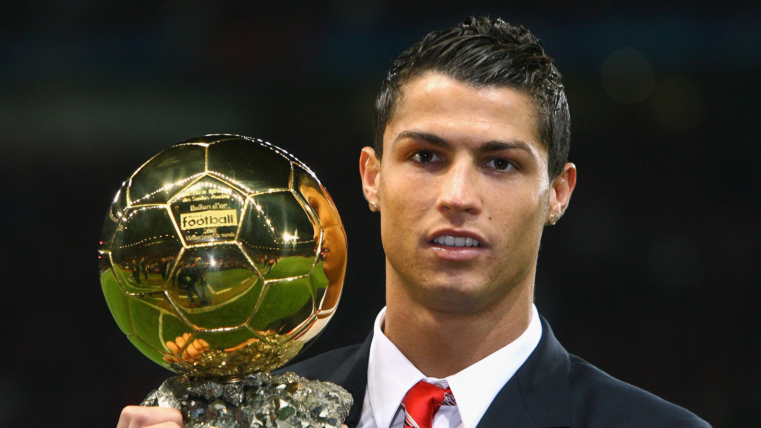 绿茵场上的藏獒怒吼，当葡萄牙横扫英格兰，张继科点燃的跨界赛场